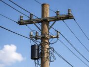 Adéu als pals de fusta: l’Anoia modernitza la seva xarxa elèctrica