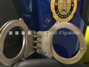 Caça al lladre a Igualada: enxampat un noi de 20 anys després de robar en una perfumeria del centre
