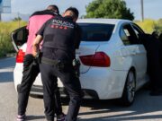 Condueix encocat, amb el mòbil i xoca contra cotxes estacionats en aquest lloc d’Igualada