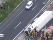 VÍDEO | Caos monumental a l’A-2 a tocar d’Igualada: un camió bolcat talla l’autovia i provoca llargues cues