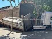 Susto i calçada bloquejada al centre d’Igualada: un camió obliga a tancar l’avinguda Àngel Guimerà