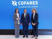 Eduardo Pastor rep a Cofares Carmen Fúnez i Elvira Velasco