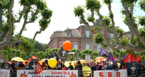 Els treballadors de Serra Soldadura porten al Parlament la protesta per salvar la planta