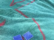 Indignació a la piscina de Vilanova del Camí: usuaris denuncien rajoles despreses i risc de talls