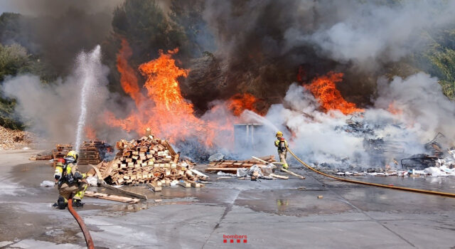 Incendi en una indústria de Masquefa