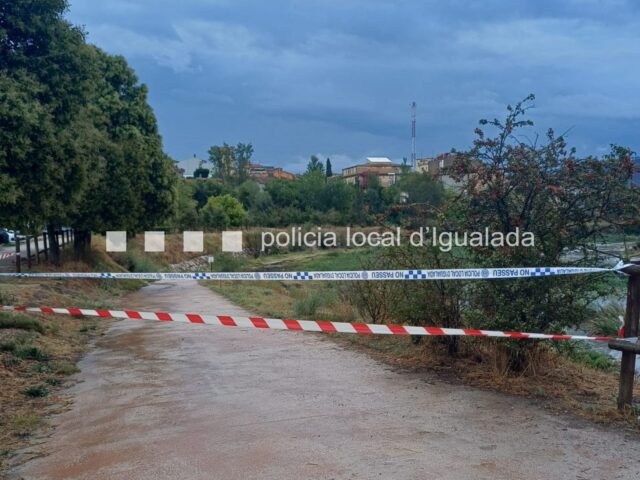 La Policia Local d'Igualada talla els accessos a les passeres del riu Anoia de forma preventiva
