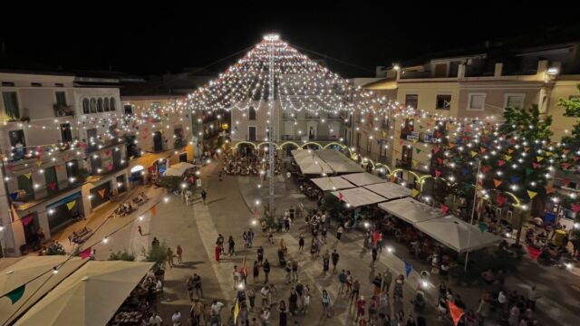 La nova il·luminació en forma d'envelat a la plaça de l'Ajuntament Foto: Instagram oficial de l'Ajuntament d'Igualada