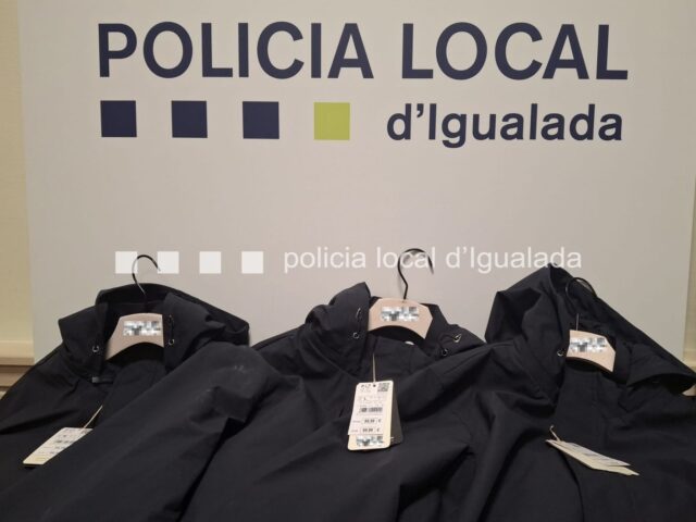Un jove de 24 anys intenta esquivar una patrulla al centre d'Igualada i els agents descobreixen tres jaquetes sostretes.