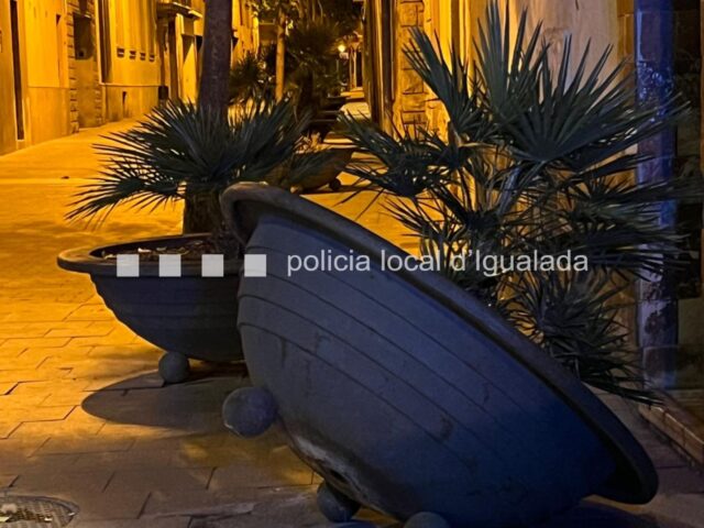 Diumenge matinada, patrullant en zones d'oci nocturn, la policia local d'Igualada enxampa tres joves malmetent torretes al c/ St. Magí.
