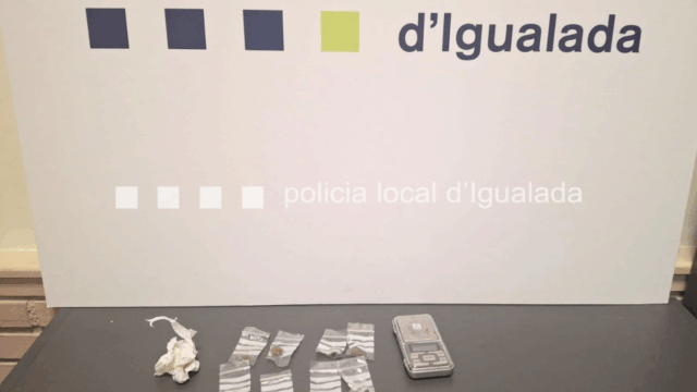 Una patrulla policial durant tasques de vigilància a Igualada enxampa un menor de 17 anys amb substàncies estupefaents fraccionades i una bàscula